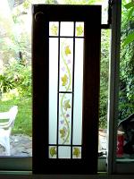  Puertas con vitrales pintados acompa�ando el dise�o de las guardas que tiene la ceramica en la cocina.-
cod:228